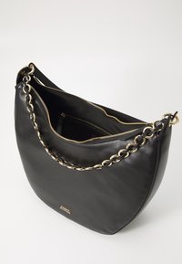 Borsa a spalla in pelle nera con una trama liscia, dotata di una tracolla in catena dorata e chiusura con zip, aperta per rivelare un ampio interno.