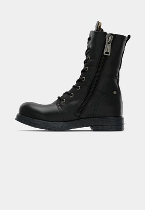 Zwarte leren enkelboot met veters en zijrits, ronde neus, gestructureerde zool en metallic accenten op de oogjes en ritssluiting.