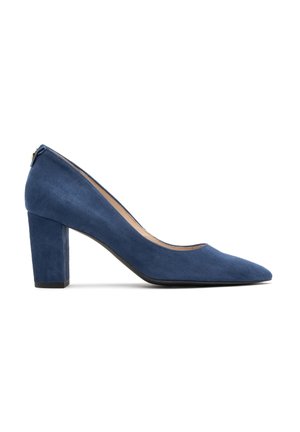 Pump blu in suede con punta affusolata, design strutturato e tacco a blocco. Presenta una texture liscia e una discreta suola nera.