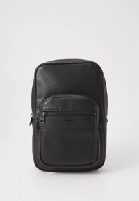 Melna ādas mugursoma ar reljefu virsmu, ar priekšpuses rāvējslēdzēja kabatu un zīmola akcentu. Taisnstūrveida forma ar gludām malām.