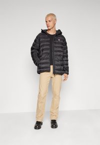 Tommy Jeans HOODED JACKET  - Páperová bunda - black