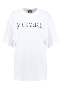 Camiseta blanca de manga corta con corte holgado, con letras recortadas "IVY PARK" en la parte frontal. Fabricada en suave tela de algodón.