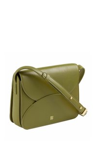 Olivengrüne Leder Umhängetasche mit einem strukturierten Design, ausgestattet mit einem Klappenverschluss und goldenen Hardware-Akzenten. Verstellbarer Schulterriemen enthalten.