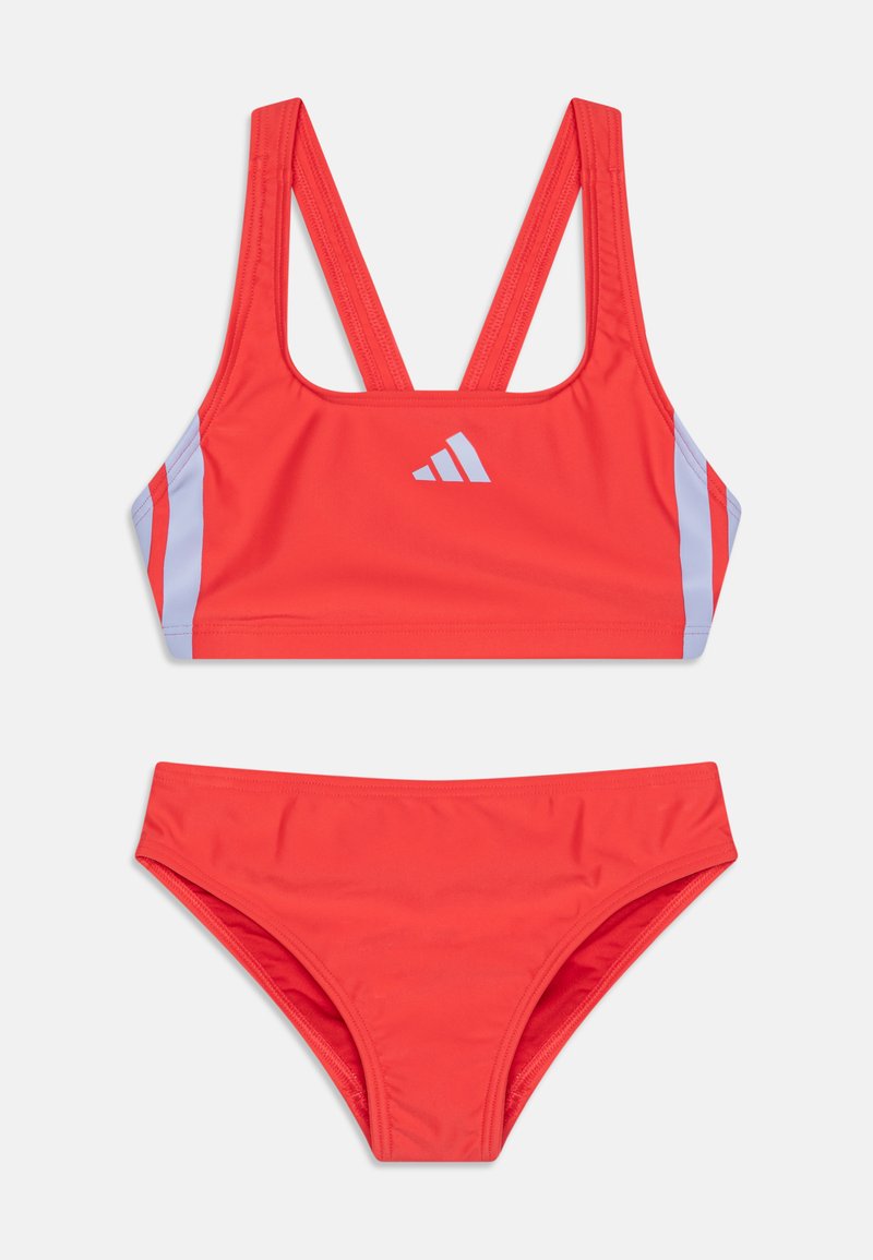 Rdeč bikini komplet z vrhnjim delom s kratkimi rokavi in dvojnimi naramnicami ter svetlo modrimi poudarki, ujemajoče se nizke hlačke; izdelan iz gladkega, raztegljivega materiala.
