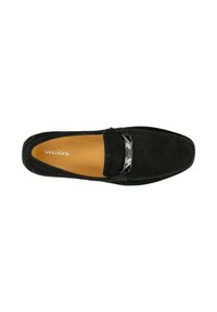 Zwarte suède instap-schoen met een vlakke zool, voorzien van een metalen accent over de wreef en een tan kleuren binnenzool met "wojas" merknaam.