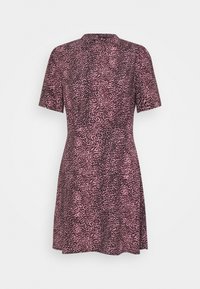 Krátké šaty v růžové barvě s černým leopardím vzorem. Mají přiléhavý pas a rozšířenou sukni. Měkká látka s hladkým povrchem.