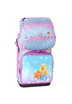 Sac à dos enfant avec motif d’écailles de sirène violet et bleu et poche avant avec une sirène LEGO tenant une étoile de mer orange.