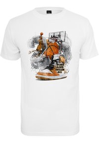 Weißes Baumwoll-T-Shirt mit einem grafischen Design eines Basketballspielers, einem Basketball und dem Text "HARD ARBEITEN GROß TRAUMEN" in orangefarbenen Akzenten.