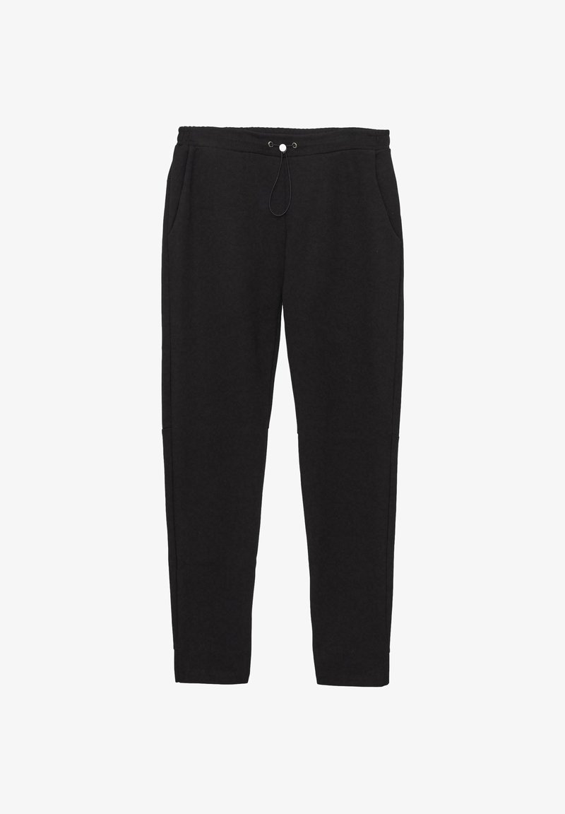 Czarne zwężane spodnie dresowe z elastycznym pasem, regulowanym sznurkiem i bocznymi kieszeniami na białym tle.