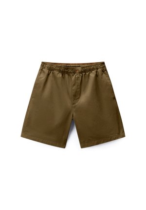 Pantaloncini casual da uomo verde oliva con vita elasticizzata, chiusura con bottone e tasche laterali su sfondo bianco.