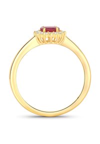 Gult ring med en central rød ædelsten omgivet af seks små klare sten, med et glat, poleret bånd og en intrikat kloindstilling.