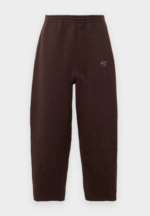 Pantalones de chándal de algodón marrón con cintura elástica, piernas ajustadas y un pequeño logo en el lado izquierdo. Textura suave, diseño minimalista.