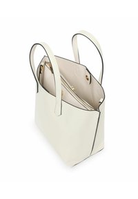 Witte leren tote bag met zwarte randen, voorzien van twee handvaten en een ruime binnenkant. Inclusief gouden hardware en een ritsvak.