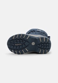 Botte extérieure navy avec semelle en caoutchouc à motifs, dotée de profonds crampons pour une meilleure adhérence. Sangle au dos pour un enfilage facile. Tige en tissu doux.