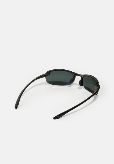 Occhiali da sole neri con lenti verde scuro. Montatura sottile e curve con dettagli testurizzati sulle astine. Design leggero per un comfort ottimale.