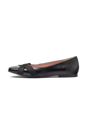 Ballerina nera in pelle con punta affusolata, caratterizzata da un design a fascia incrociata sul davanti e una superficie liscia. Tacco basso.