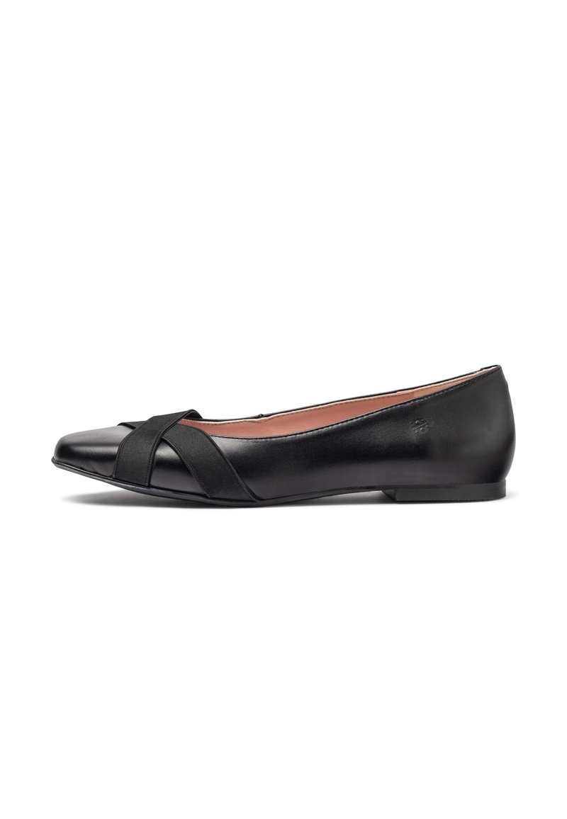 Ballerina nera in pelle con punta affusolata, caratterizzata da un design a fascia incrociata sul davanti e una superficie liscia. Tacco basso.
