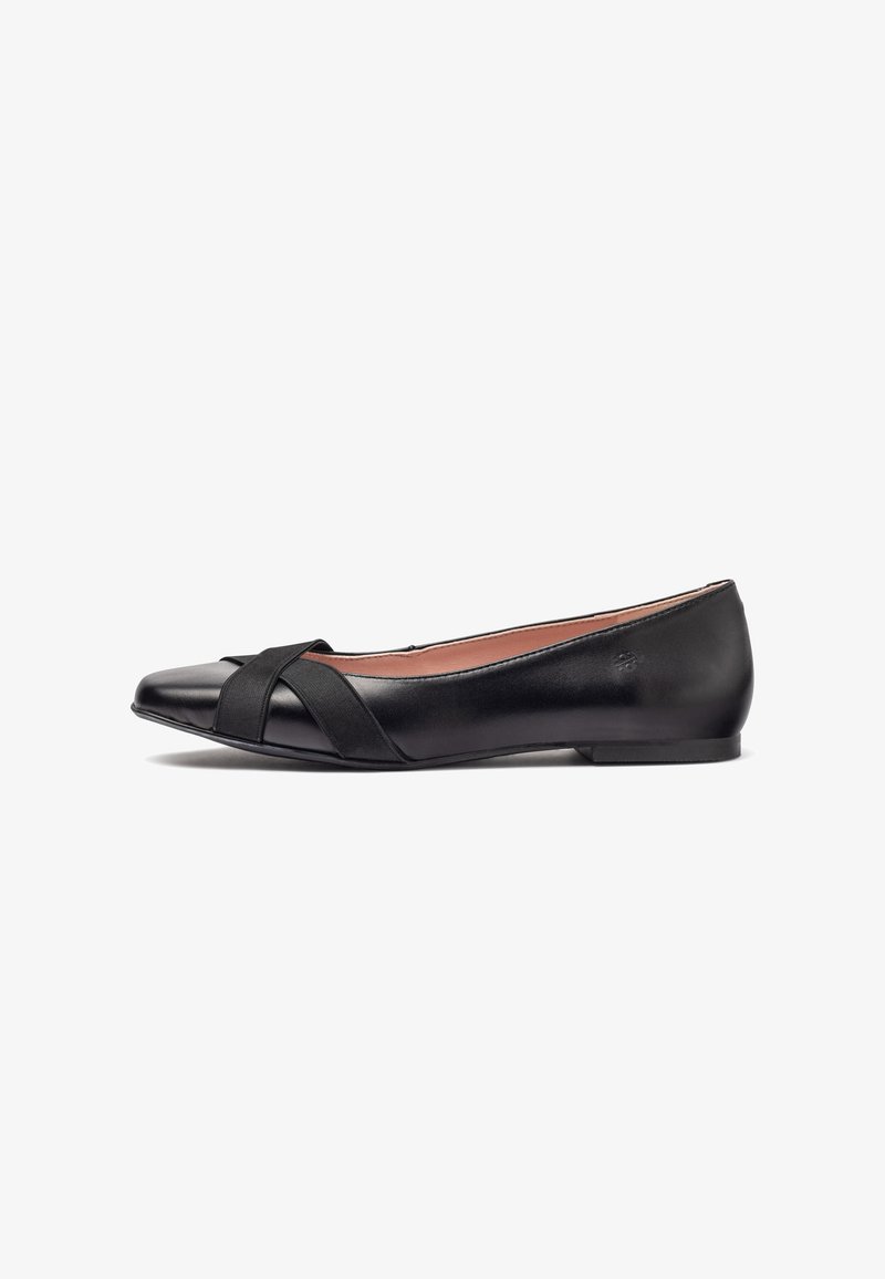 Ballerina nera in pelle con punta affusolata, caratterizzata da un design a fascia incrociata sul davanti e una superficie liscia. Tacco basso.