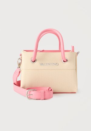 Pequeño bolso de tela beige con asas y correa de cuero rosa, hebilla plateada y logo de Valentino en la parte delantera sobre fondo blanco.