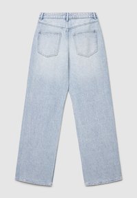 Jeans in denim blu chiaro a gamba larga con finitura sbiadita, dotati di due tasche posteriori e una cintura standard. Nessun elemento hardware o decorazioni visibili.