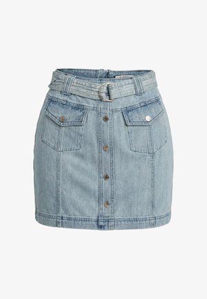 Jupe en denim bleu clair avec fermeture à boutons sur le devant, deux poches à rabat avec pressions métalliques, et une ceinture assortie avec une boucle argentée.