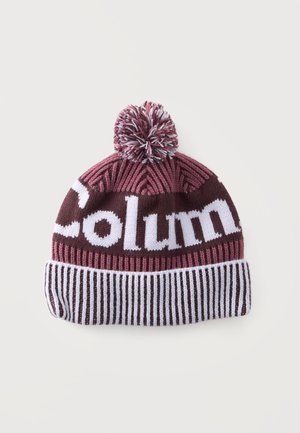 Gestrickte Wintermütze in Bordeaux und Weiß mit Bommel oben, gestreiftem Bündchen und teilweise sichtbarem Text "Columbia" am Körper.