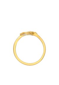 Goldfarbener Ring mit einem glatten, abgerundeten Band und einem wellenförmigen, strukturierten Akzent an der Oberseite. Einfaches Design, ohne zusätzliche Steine oder Verzierungen.