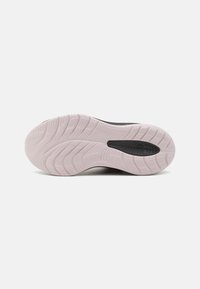 Podeszwa sneakersów ma teksturowaną różową gumową podstawę z czarną gumową sekcją oraz skomplikowanym wzorem bieżnika zapewniającym przyczepność.