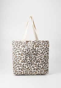 Tote taška s leopardím potiskem v béžové a hnědé barvě, s výrazným černým vyšitým logem. Plátěný materiál s pevným popruhem.