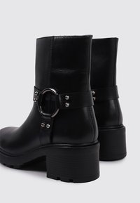 Sandra Fontán Botines camperos - black