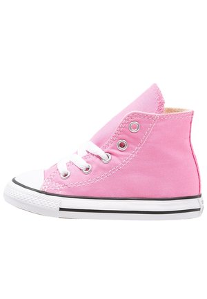 Roze hoge canvas sneaker met witte rubberen neuskap, witte veters en een wit zool met zwarte rand, zijaanzicht op een witte achtergrond.