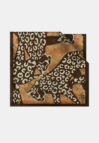 Sciarpa marrone con motivo a stampa leopardata. Tessuto strutturato con macchie color crema e un motivo simile a una mappa in toni più chiari sullo sfondo.