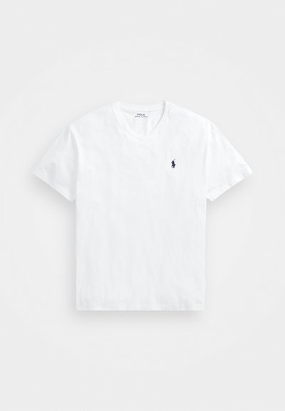 Biała bawełniana koszulka z dekoltem w serek, z małym granatowym logo na piersi. Krótkie rękawy i prosta dolna krawędź dopełniają projekt.