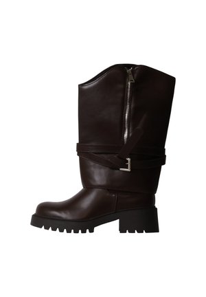 Botte en cuir marron foncé mi-mollet avec fermeture éclair latérale, détail de sangle à boucle, bout arrondi et semelle crantée épaisse avec petit talon.