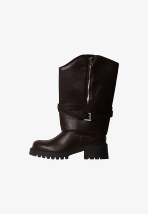 Botte en cuir marron foncé mi-mollet avec fermeture éclair latérale, détail de sangle à boucle, bout arrondi et semelle crantée épaisse avec petit talon.