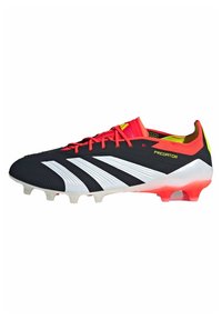 Scarpa da calcio bianca e nera con accenti rossi, materiale sintetico, tomaia testurizzata e un tallone con gradiente da rosso a giallo e tacchetti.