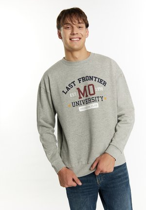 Szürke pulóver hosszú ujjakkal, amelynek elülső részén a "LAST FRONTIER MO UNIVERSITY" felirat szerepel navy, bordó és arany színekben.