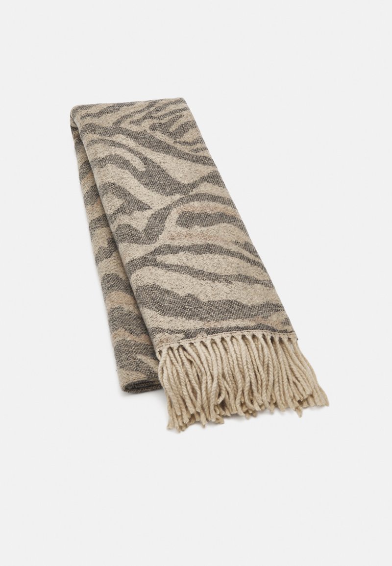 Cachecol tecido com padrão de zebra em bege e cinza, com bordas franjas e uma textura suave, para maior conforto e estilo.
