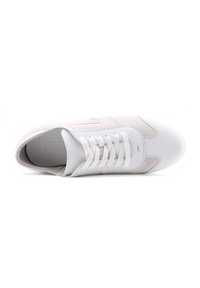 Białe sneakersy z gładkiej skórzanej cholewki, z akcentami z siateczki, płaskimi sznurówkami i okrągłym noskiem. Projekt jest minimalistyczny z kontrastującymi szarymi elementami.