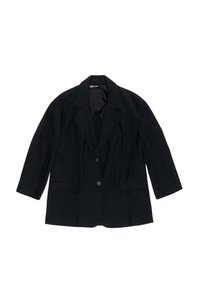 Blazer nero realizzato in un tessuto leggero, con colletto a rever, due tasche frontali e due bottoni, dotato di una fodera interna liscia.