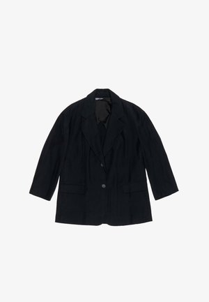 Blazer negro hecho de una tela liviana, con cuello con muescas, dos bolsillos frontales y dos botones, con un forro interior suave.