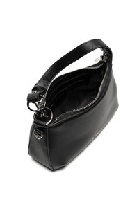 Borsa a tracolla in pelle nera con superficie texture, manico singolo, cerniere argentate e un accento portachiavi. L'interno presenta più scomparti.
