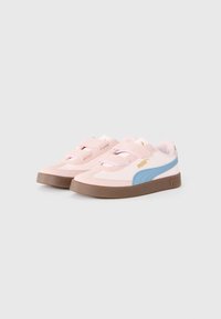Rosa och blå sneakers med en texturerad gummisula, utrustad med kardborreband och "PUMA"-logotyp i guld. Rund tå och lågprofil design.