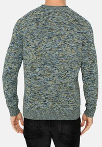 Pullover di maglia con un motivo testurizzato in tonalità di blu, verde e giallo. Caratterizzato da maniche lunghe, scollatura a girocollo e polsini a costina.