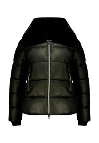 Donzen jas in donker groen met een zachte zwarte kraag, ritssluiting aan de voorkant en twee zijzakken. Heeft een hoekig ontwerp met doorgestikte textuur.