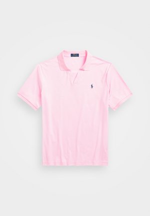 Lichtroze polo met korte mouwen, een kraag en een klein marineblauw geborduurd logo op de linkerborst.