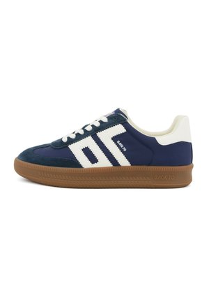 Sneaker blu navy con strisce bianche, tallone bianco, suola in gomma marrone e marchio "BACK 70" su lato e suola.