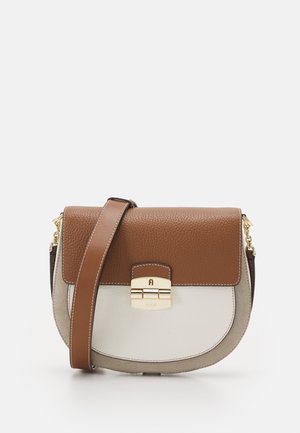CLUB S CROSSBODY - Bandolera - cognac/talco/perla