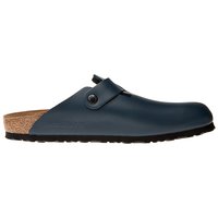 Dunkelblaue Clogs mit einer glatten synthetischen Oberfläche, Korkfußbett, verstellbarem Riemen mit schwarzem Knopf und strapazierfähiger schwarzer Gummisohle.