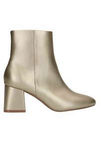 Bottines dorées en cuir texturé, avec un bout pointu, un talon bloc et un design sans couture. Les semelles sont d'un marron clair contrastant.
